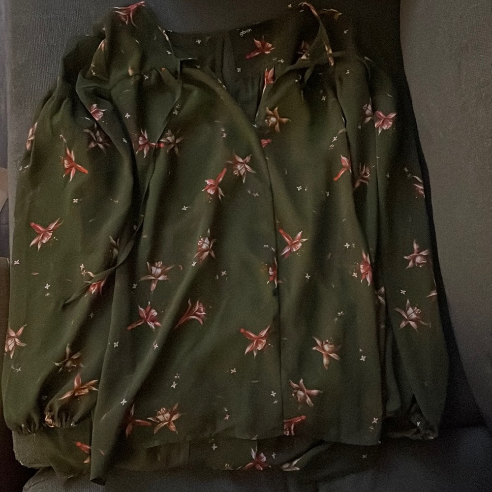Olive floral print chiffon blouse with tie front. Like new condition. Size M